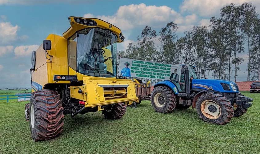 Luizinho Goebel elogia Jaime Bagattoli por colheitadeira a produtores