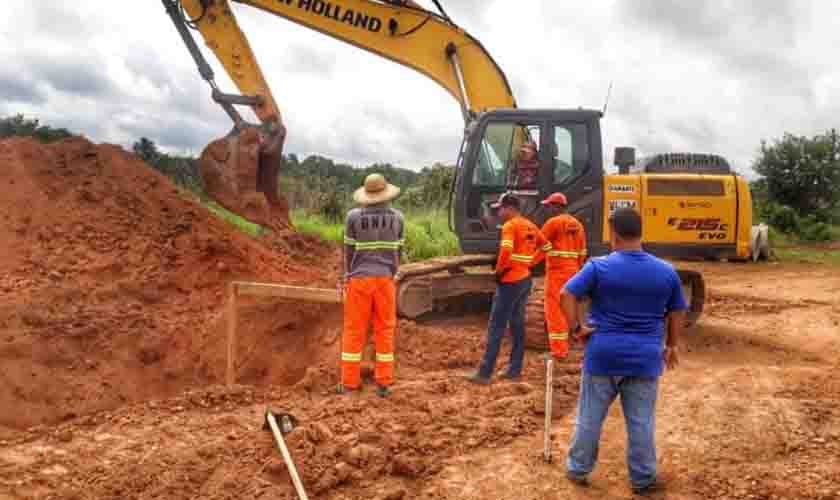 Obras de asfaltamento começam pela drenagem em benefício de 3 bairros em Vilhena