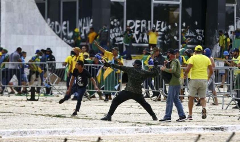 'Todo o poder emana do povo': ideias fora do lugar e vandalismo conceitual