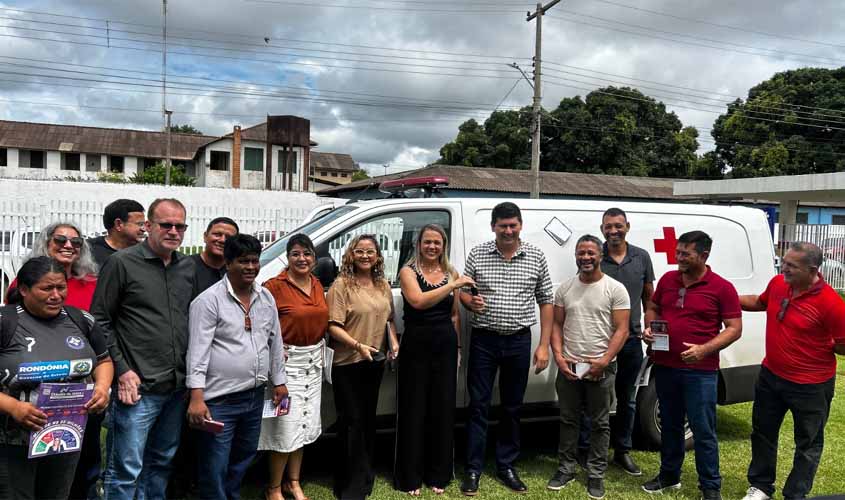 Deputada Cláudia de Jesus entrega ambulância e medicamentos ao município de Guajará Mirim