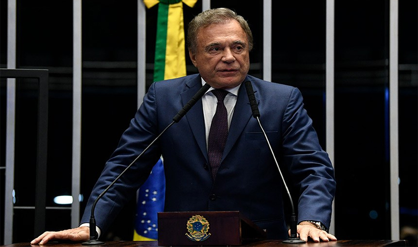 Alvaro Dias pede redução do número de deputados e senadores