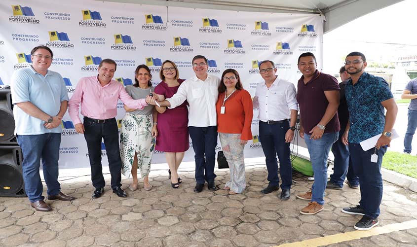 Prefeito entrega nove caminhonetes para Secretaria Municipal de Saúde
