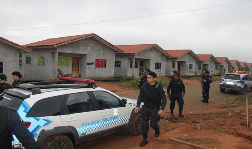 PF e PM cumprem reintegração de posse de 150 casas em Ouro Preto do Oeste, RO