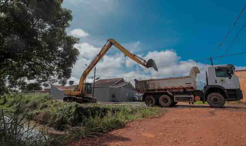 Serviços de drenagem e limpeza de canais são intensificados durante período chuvoso em Porto Velho