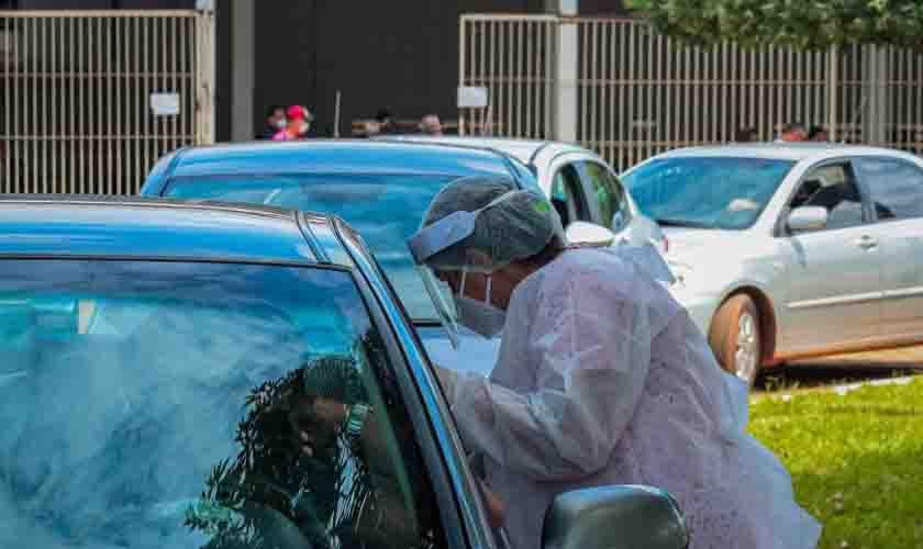 Sexta-feira com drive-thru de testagem em massa para covid-19