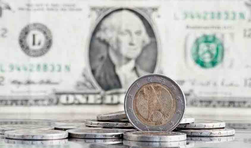 Mesmo sob ameaça de taxação do aço, dólar volta a cair e vale R$ 5,78