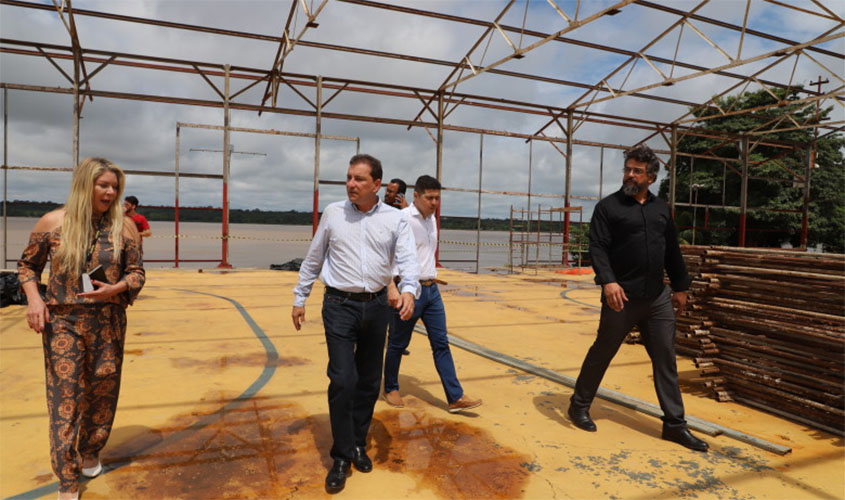 Prefeito vistoria as obras de revitalização da Estrada de Ferro