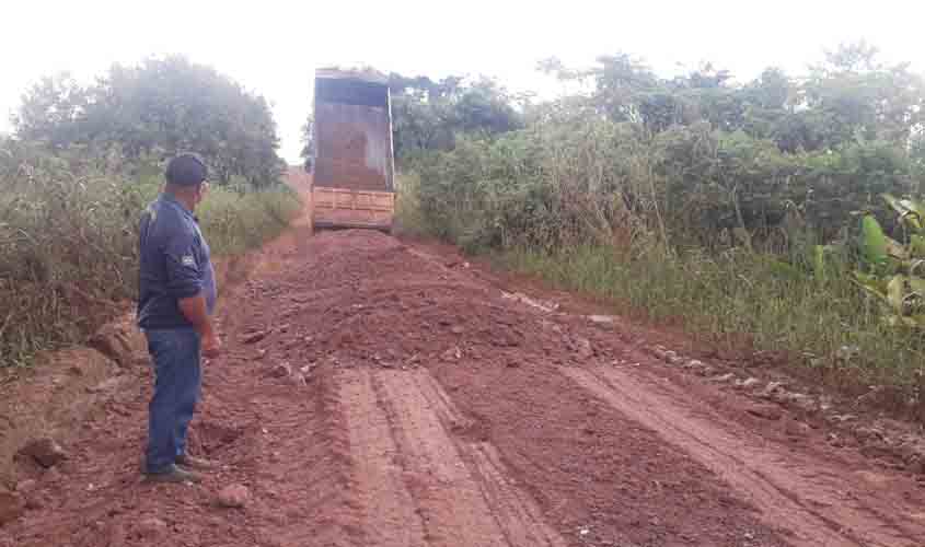 Trechos da RO-135 entre os distritos de Vila Marcão e Izidrolândia são recuperados