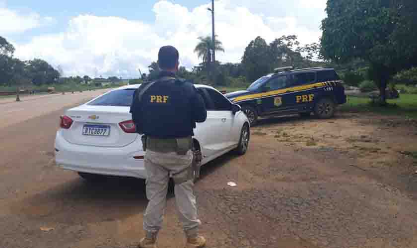 Em Porto Velho/RO, PRF recupera um carro e uma motocicleta