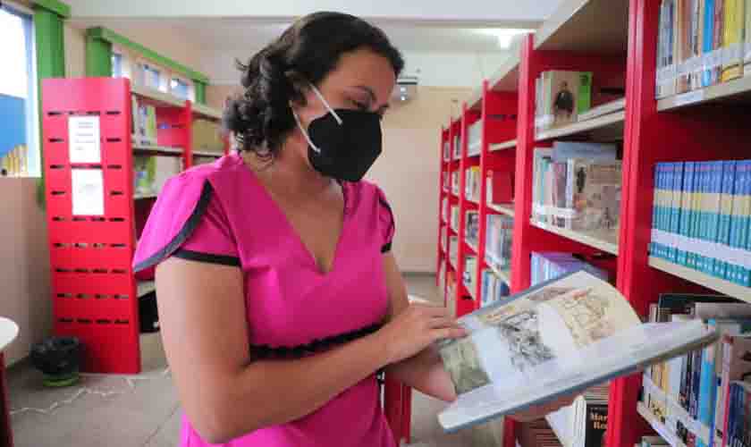 Servidora de biblioteca municipal de Porto Velho se destaca pelo amor aos livros