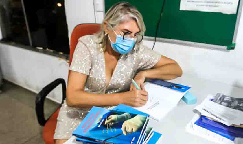 Enfermeira de Porto Velho lança livro com noções básicas de instrumentação cirúrgica