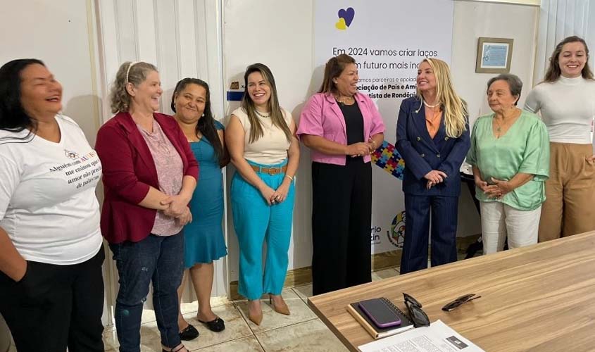 Ieda Chaves fortalece a atuação da AMA-RO com a entrega de equipamentos de informática