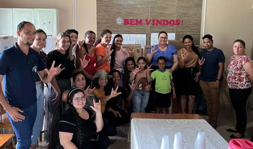 Dra Taíssa recebe batismo do nome na comunidade surda por alunos do Projeto Mãos que Interagem