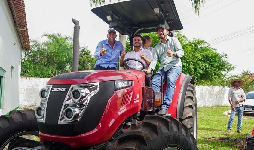 Presidente da Alero participa de entrega de equipamentos agrícolas no Centrer