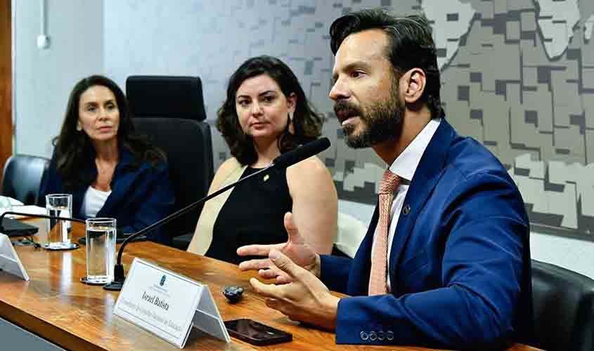 Debatedores defendem lei que restringe uso de celular em escolas  