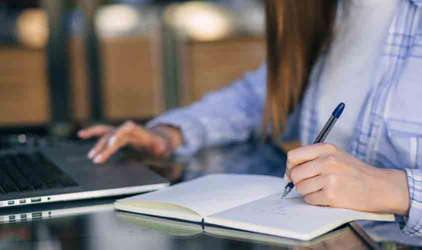 Bancária receberá horas extras por cursos fora do expediente