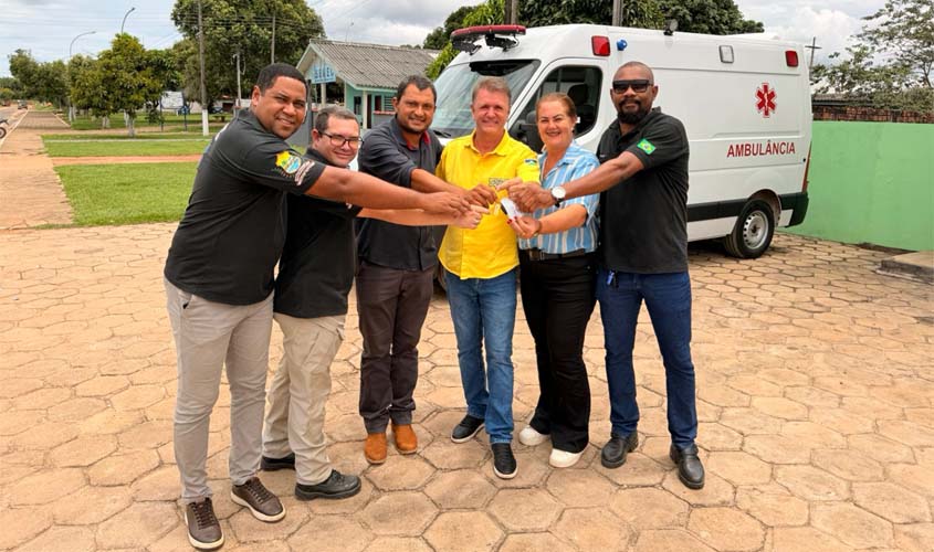 Luizinho Goebel destina ambulância para Pimenteiras do Oeste