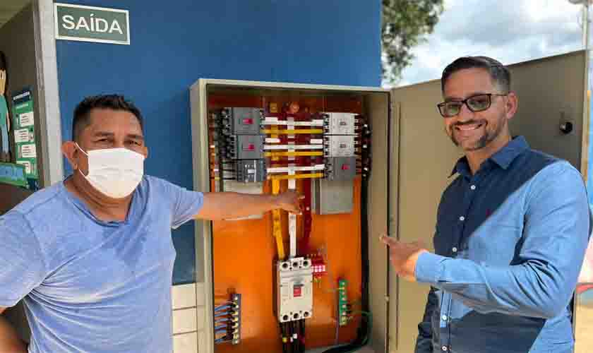 Anderson Pereira entrega reforma na rede elétrica da Escola Municipal Flor do Piquiá em Porto Velho