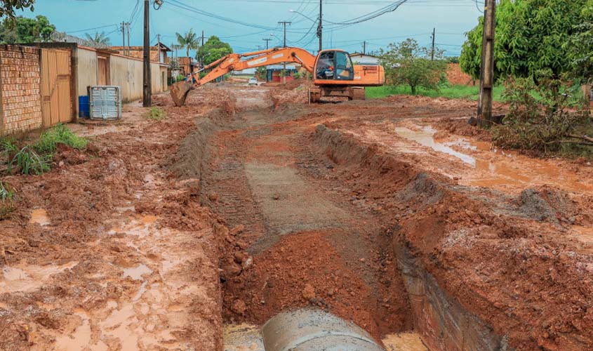 Construção da rede de drenagem é iniciada na rua Capão Canoa