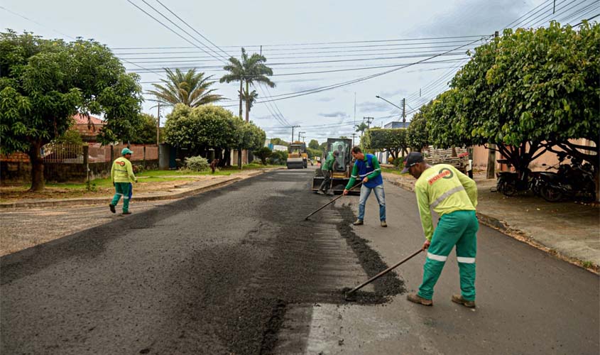 Prefeitura conclui recuperação do asfalto na rua 2 de Abril