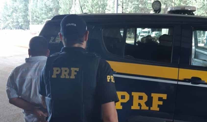 PRF prende homem por furto de celular dentro de ônibus