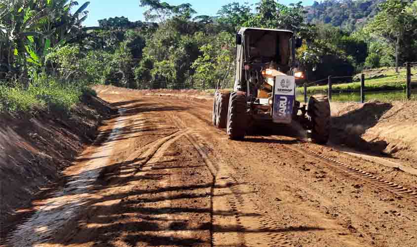 Após concluir patrolamento na Linha 615, Prefeitura inicia serviço na 617