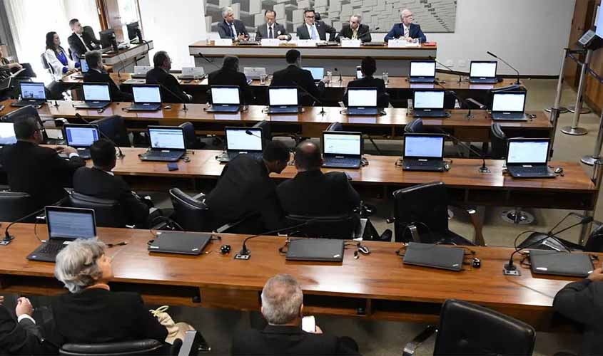 Comissão do Senado aprova fim da estabilidade para servidores