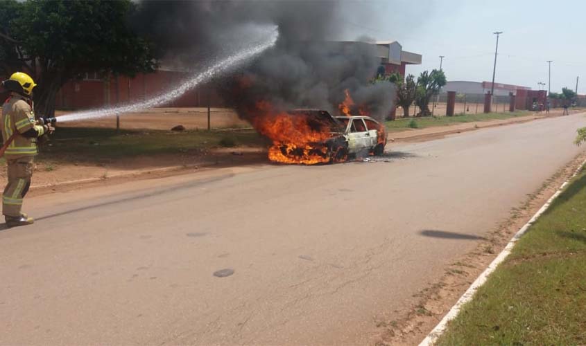 Carro pega fogo na região leste de Porto Velho