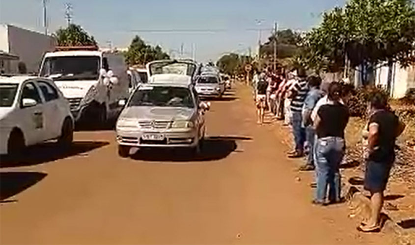 Dezenas de pessoas vão às ruas de Corumbiara e se despedem de servidor que morreu com a Covid-19
