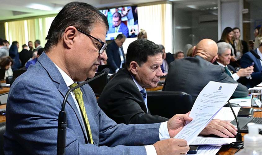 CAE aprova transição de três anos para piso de médicos