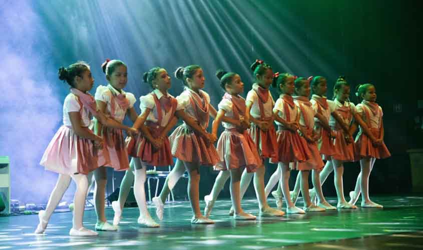 Alunos do projeto Balé na Escola fazem apresentação nesta sexta-feira (12)