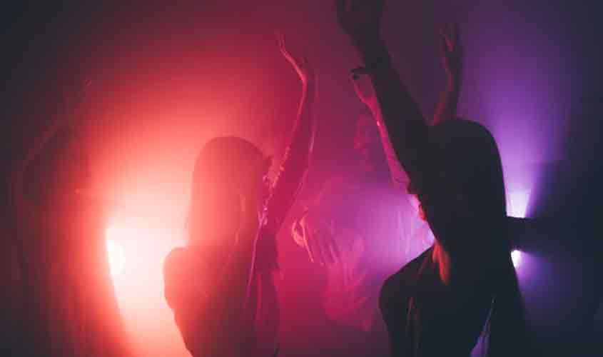 O que os jovens realmente fazem à noite? Hábitos que revelam uma nova vida social