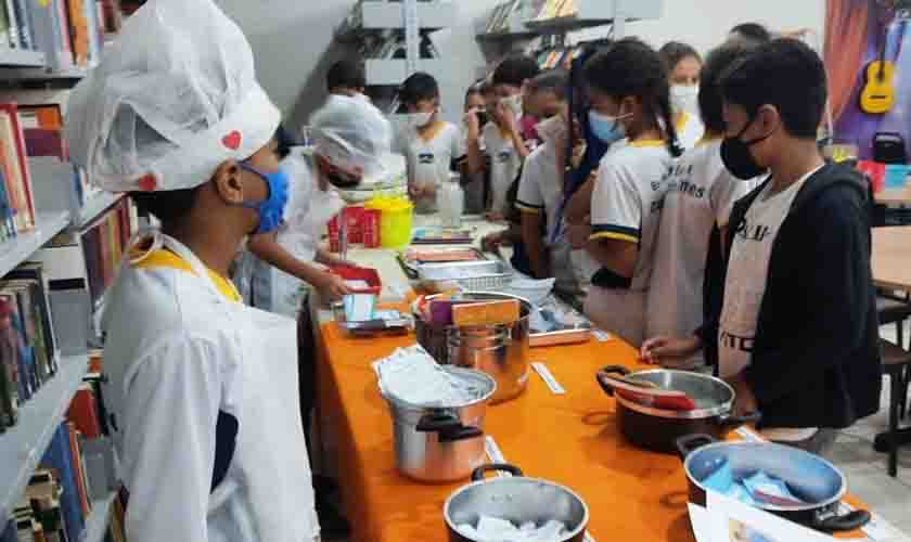 Escola desenvolve projeto Restaurante Literário e entrega livros para incentivo à leitura