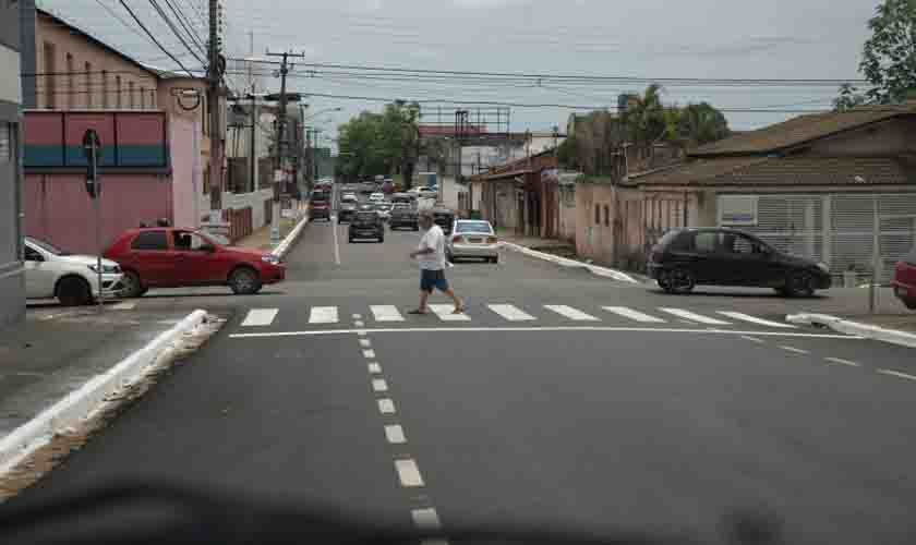 Após ser recapeada, rua Almirante Barroso recebe nova sinalização 
