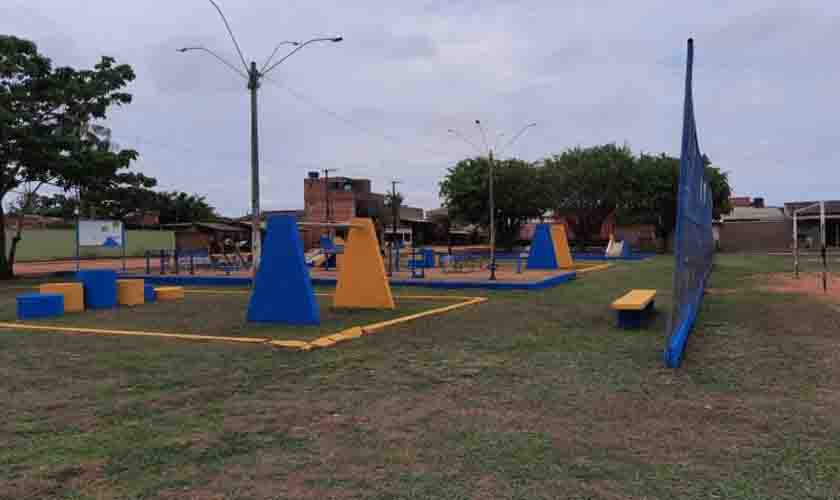 Prefeitura promove a limpeza da praça do Jardim Santana