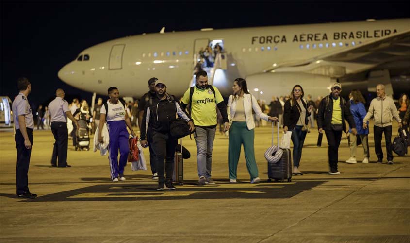 Confira as imagens dos primeiros brasileiros repatriados de Tel Aviv