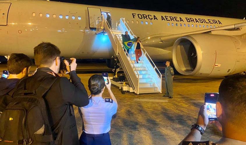 Voo da FAB com primeiros 211 brasileiros repatriados de Israel chega ao Brasil