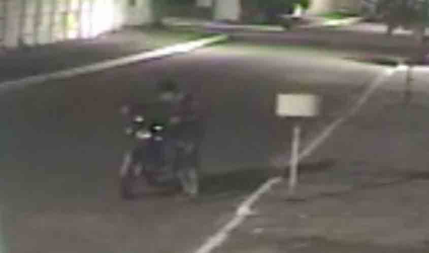 Vítima espanca ladrão e toma chave da moto, obrigando comparsa armado a fugir empurrando o veículo