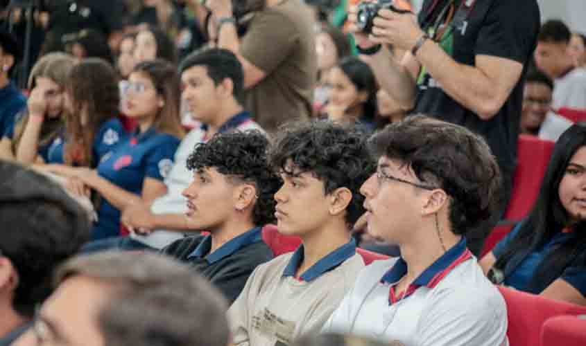 Ações em saúde do adolescente são realizadas em escolas em alusão ao 'Novembrinho Azul'