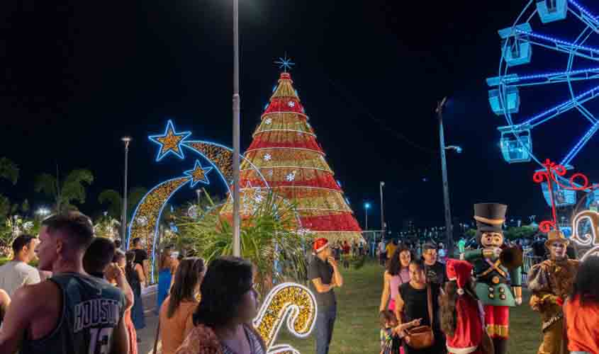 Chegada de Papai Noel e acendimento da decoração marcam a abertura da 4ª edição do Natal Porto Luz