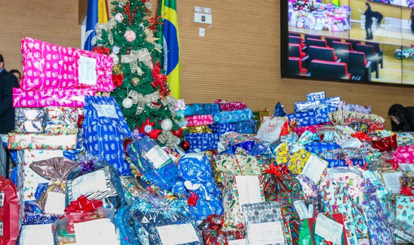 Servidores da Assembleia adotam mais de 300 cartinhas da campanha 'Papai Noel dos Correios'