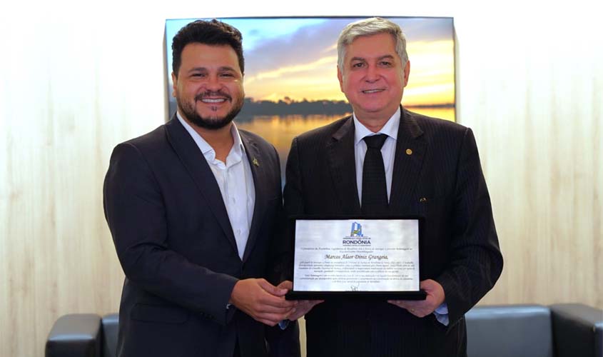 Deputado Marcelo Cruz entrega placa de homenagem ao presidente do TJRO