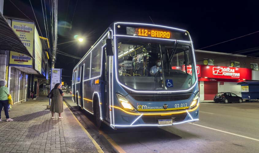 Ônibus com iluminação de LED especial levam o espírito natalino para os bairros de Porto Velho