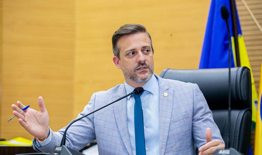 Delegado Lucas pede à Seduc solução para professores em Cacaulândia