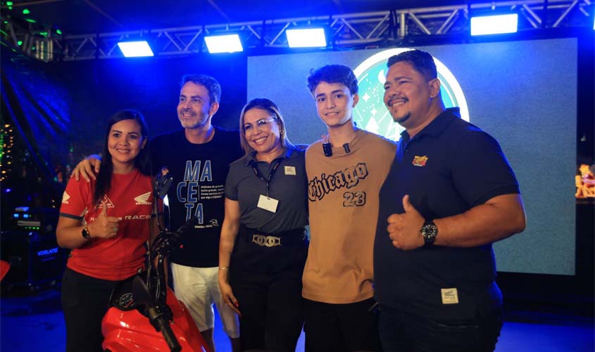 Estudante de 19 anos ganha moto no Natal Luz