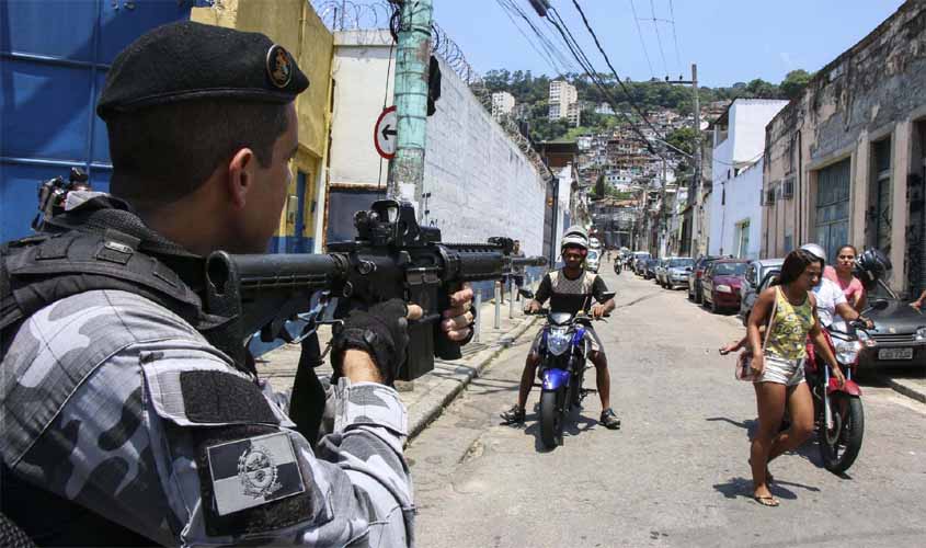 Deu na Mídia: Famílias denunciam marcas de facadas em mortos em operação no Rio, diz OAB