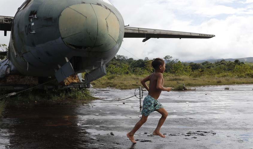 Militares trabalham durante a noite para reformar pista em TI Yanomami