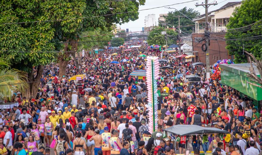 Banda do Vai Quem Quer arrasta multidão de foliões pelas ruas da capital