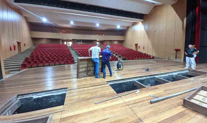 Governo de RO realiza manutenção do palco do Teatro Estadual Palácio das Artes