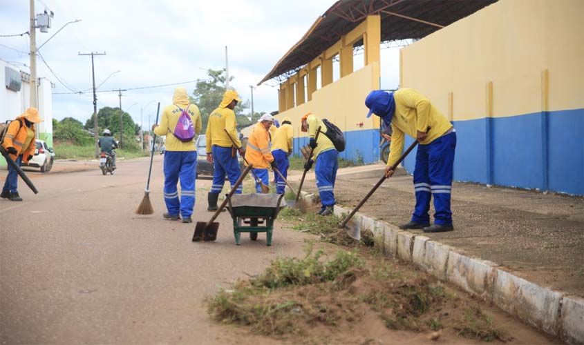 Prefeitura mantém limpeza urbana em várias regiões de PVH